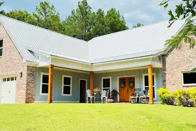 Image de Chef designed kitchen, 3 living spaces, surrounded by woods for privacy!