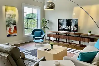 Image de Upscale Downtown Luxury Penthouse with Parking