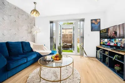 Image de New Build Luxury 4 Bedroom House By Azura Nights