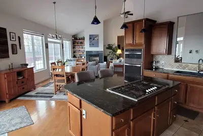 Image de Panoramic Views! Office space! Sauna! Private 1 acre, near trails.