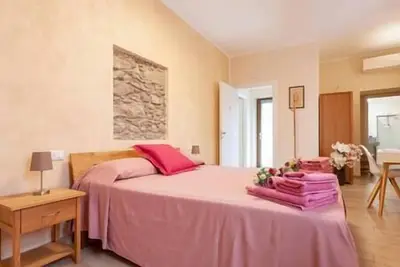 Image de 2- Double room, two singles, private bathroom