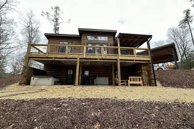 Image de Luxury cabin in county but not far from downtown. Hot tub on back porch.