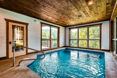 Image de Lux Indoor Pool Cabin GameRoom Theatre & Hot Tub!