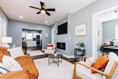 Image de Mid Century 1/4 mile to Downtown Main Street - breweries, coffee, dining, shops