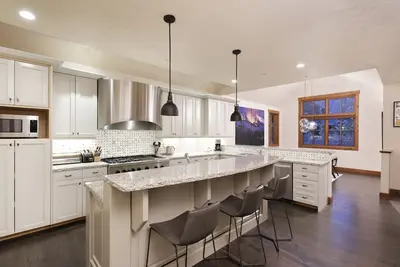 12mm Aspen Residence -Walk to Town & Ski Slopes by Aspen Vacation Rentals™