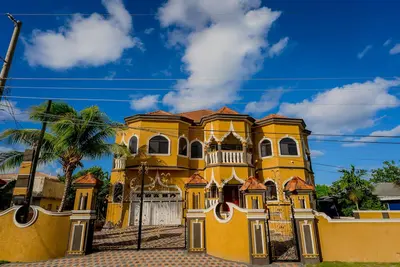 Image de Le'Lavion Palace offers incredible stay with airport shuttle/ and a private chef