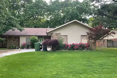 Image de Spacious 3 bedroom 2 bath family home, close to hospitals and entertainment.