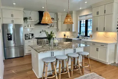 Image de New home in historic Eastport! Steps from restaurants, retail, and more.