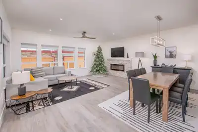 Image de Modern 3 bedroom in Happy Valley; perfect for families!