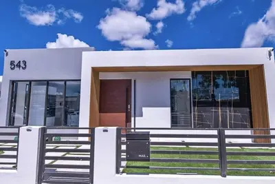 Image de Five-Minute Elegance: New Spacious Home with Pool