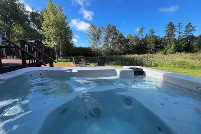 Image de --Stunning Remodel-- Hot Tub 4 -Br home, Sleeps 10. Cozy Charm Modern Comfort