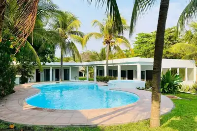 Image de Ocean access waterfront home with Tiki Ranch and Pool. Pet friendly!