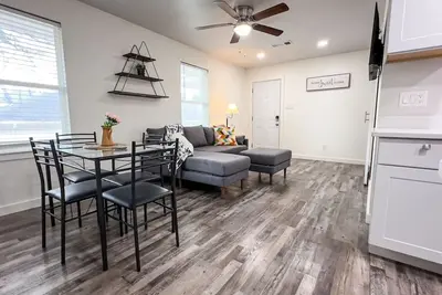 Image de Fun walk Bishop Arts|Med Center| Zoo|Business|2br