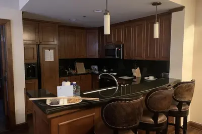 Image de Luxurious 2 bed 2. 5 bath condo sleep 6! Skiin/ski out, pools/Ritz amenities