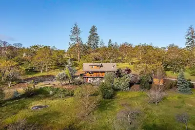 Image de Tranquil, private retreat with stunning views yet close to everything.