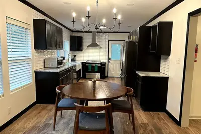 Image de Springhill Bungalow-cozy bungalow located in the Springhill area. \n\n