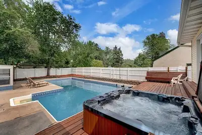 Image de Brookstone Bliss - Hot tub, Pool, Games and more