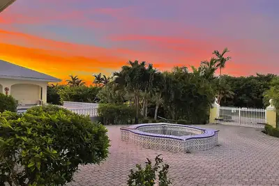 The Xanadu Tradewinds, Home Away to Paradise 8000 sq ft of privacy and a Pool.