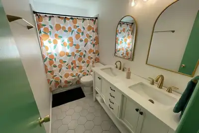 Image de Newly remodeled family friendly home in Jenks. Walking distance to Aquarium.