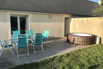 Image de Maison avec jacuzzi sur votre terrasse et accès à la piscine du domaine