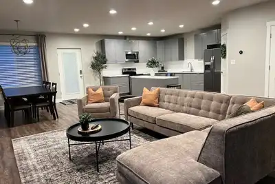 Image de Cozy Cascade Nook - 2 bedroom basement apartment