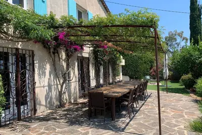 Image de Villa Nichée Dans un Jardin de Verdure, Entre Plages et Centre du Village