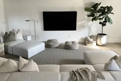 Image de On Cloud Wine | Modern Bungalow | Bubbly Bar, Fire Pit, Badminton