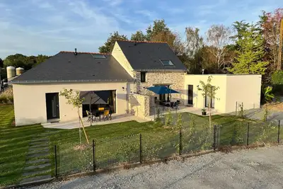 Image de Gîte familial rénové près du Canal de Nantes avec jardin, terrasse, wifi et chambres mansardées