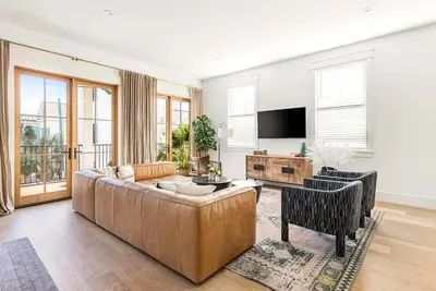 Image de Newly Built, 4bd Luxury Suite steps to King!