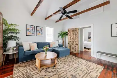 Image de Renovated 2br Downtown Gem Near King