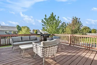 Image de Elegant Escape-Fenced Yard, Bbq & Cozy Fire Pit!