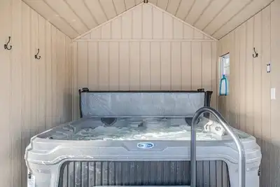 Image de Midtown Spot! Lovely Fenced Backyard & Hot Tub!