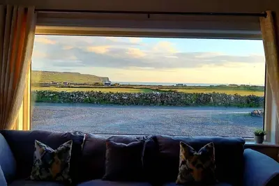 Cozy semi detached cottage 5 mins drive from Doolin. Cliffs of Moher views!