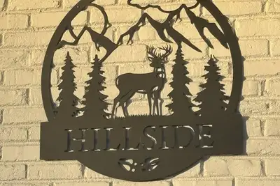 Image de Hillside farmhouse \nLocated on 50 acres \n