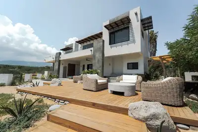Image de 3-bedroom w/ amazing views, waterfront access, resort amenities & hot/cold tub