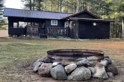 Image de Cabin in waterfall country with trail access and screened porch. Pet friendly!