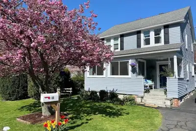 Image de Location! Move in ready. Walk to train, beach, resta, gym. Long term special rate