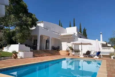 Image de Villa familiale calme avec piscine et belle vue près de Faro (+ Wifi/Ac)