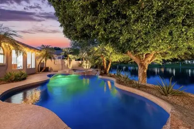 Image de Waterfront! Heated pool, spa with therapy jets! Paddle boat, kayaks. Arcade games!