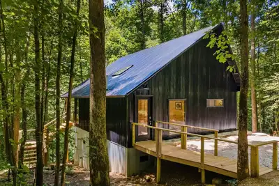 Image de Treetop Modern Cabin with Hot Tub, Creek View
