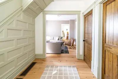 Image de Hop House is a calm home that comfortably sleeps 8. Walkable to downtown Kent!