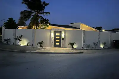 Image de 3 bedroom Villa. Sun and Fun. 5 minute walk to beach.
