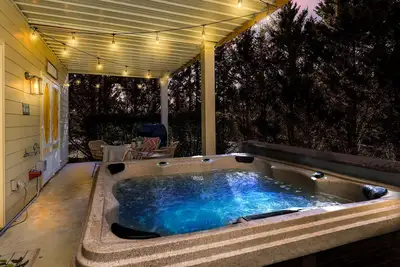 Image de Cozy TownHaus- Private Relaxing Hot Tub in Innsbruck!