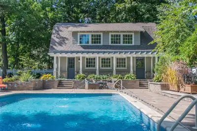 Image de Cozy Designer Cottage with Saltwater Pool