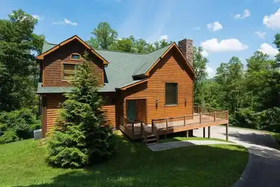 Image de Amazing log and stone home with a mountain setting and view of Norris Lake!