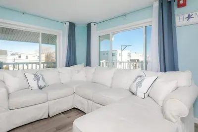 Short stroll to the beach! Newly renovated, 3 bedroom condo, wrap around porch