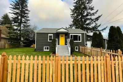 Image de Spacious, stocked 1 Br Suite with Yard in Edmonds!