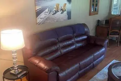 Image de Cheerful 3 Bedroom Cottage with indoor fireplace!