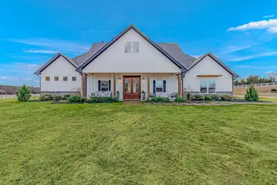 Image de Country estate - pool, outdoor kitchen, home theater, game room, porches