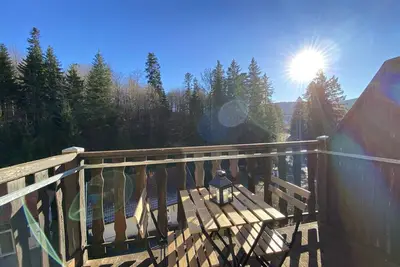 Image de Vue unique depuis ce logement dans un écrin de verdure et départ de randonnées